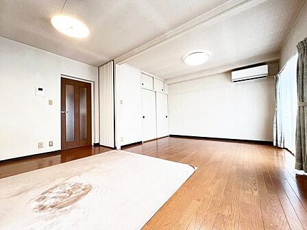 家族団らんの場所としてゆったりと居心地の良いリビングです。