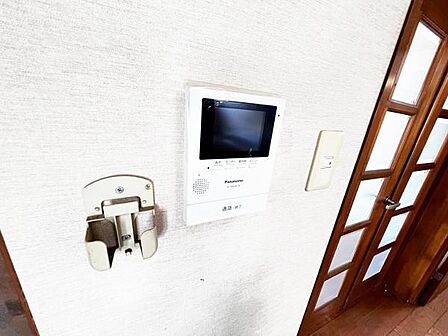 訪問者を確認できるTVモニター付きインターフォンです。