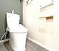 トイレ：シャワー洗浄機能付のトイレは、清潔感が印象的な空間ですね。