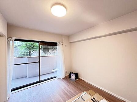 明るい広々とした主寝室でご家族ゆっくりお休みになれますね。