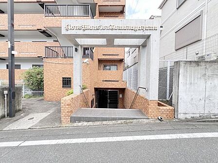 共用玄関があるとセキュリティ面で安心ですね。