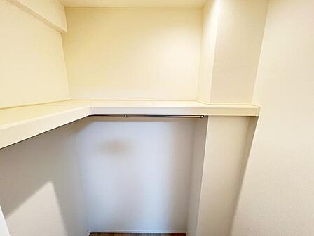 ウォークインクローゼットがあり収納スペースも豊富。季節物もスッキリ片付きそうです。