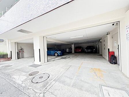駐車場ももちろん完備しておりますのでお車所有の方にも心強いです。