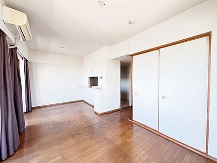 お食事中もキッチンと会話が楽しめるダイニングスペース。