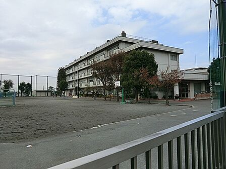 横浜市立東市ケ尾小学校まで約510m(徒歩7分)