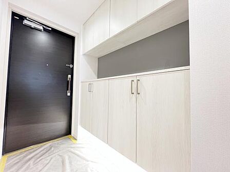 散らかりがちな玄関もスッキリの玄関収納付。