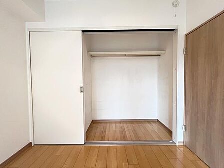 いつでもお部屋をスッキリお使い頂ける収納スペースを設置。