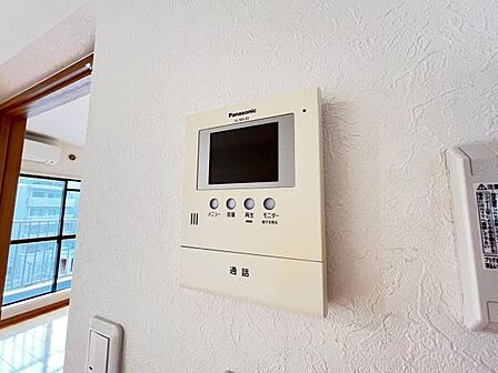 訪問者を確認できるTVモニター付きインターフォンです。