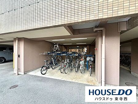 屋根付きの駐輪スペースを設置。自転車を日常的に利用する際にも便利な共用設備です。
