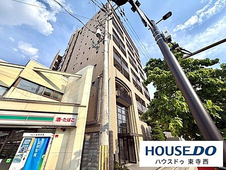 周辺の街並みと建物全体の様子が分かる外観。道路からの位置関係も確認できます。