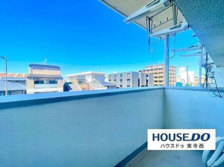 青空が広がる開放的な眺め。視界が抜けていて、気分転換にもなりそうです。