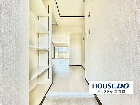 明るく整えられた玄関。シューズボックスを備え、毎日の外出も帰宅も気持ちよく迎えられます。