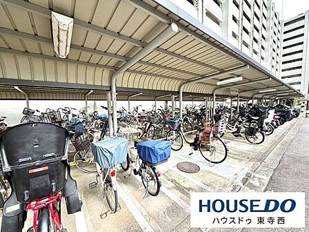 屋根付きの駐輪場を完備。自転車での通勤・通学やお買い物も、天候を気にせず快適です。