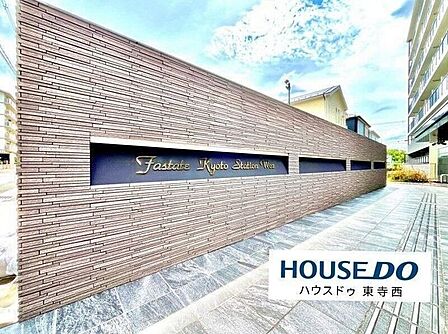 落ち着いたタイル張りの外壁が印象的。すっきりとしたデザインで、上品な雰囲気があります。