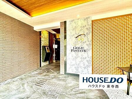 間接照明がやさしく照らすエントランス。帰宅したときにほっとできる落ち着いた空間です。