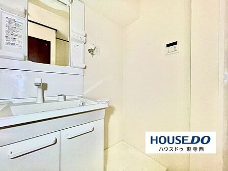 シャワー付き洗面化粧台を備えた洗面スペース。朝の身支度も、ゆったり快適に整います。