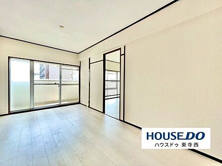 南向きで光が差し込む明るいリビング。前面に遮るものがなく、一日を通して陽当りと風通しが良好です。