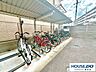 その他：駐輪場も整備完備。自転車での移動も快適に。雨の日の対応も考えられた設計で、生活の利便性が高まります。