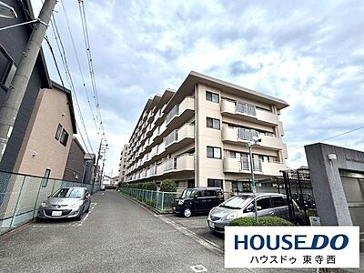 外観：RC造・エレベーター付きの7階建てマンションです。現在月額5.6万円で賃貸中のオーナーチェンジ物件のため、購入後すぐに安定した家賃収入が見込めます。管理会社による全部委託で運営されています。