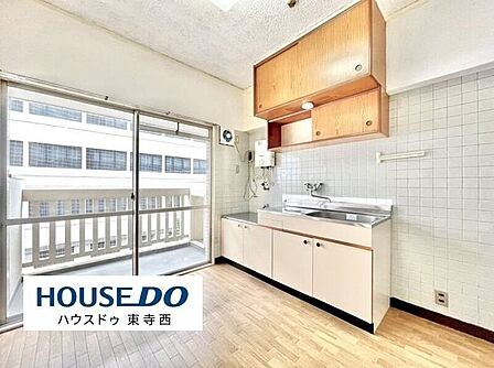バルコニーに面した明るいLDK。キッチンと居住スペースがつながり、家事動線にも配慮された間取りです。