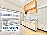 リビング/ダイニング：バルコニーに面した明るいLDK。キッチンと居住スペースがつながり、家事動線にも配慮された間取りです。