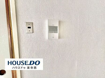 室内に給湯設備の操作パネルを設置。お部屋から操作でき、日々の暮らしをサポートします。