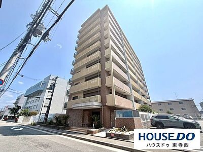 外観：オートロックや宅配ボックス、防犯カメラを備えたRC造マンションです。落ち着いた街並みに立地し、日々の暮らしに安心感のある佇まいです。