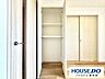 室内：季節用品や趣味の道具をまとめて収納できる納戸です。住空間を広く保ちながら、荷物をすっきり片付けられます。