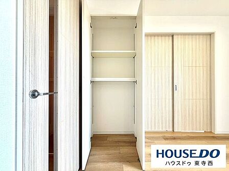 季節用品や趣味の道具をまとめて収納できる納戸です。住空間を広く保ちながら、荷物をすっきり片付けられます。