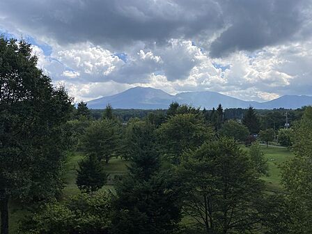 浅間山を望みます。