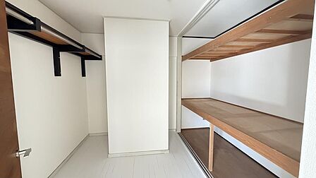 季節家電やスーツケース、趣味の道具もすっきり収まる大容量の納戸空間!棚の位置を調整したりハンガーパイプを追加するなど、ご家族の持ち物に合わせて収納スペースを自由にシステム化できます!