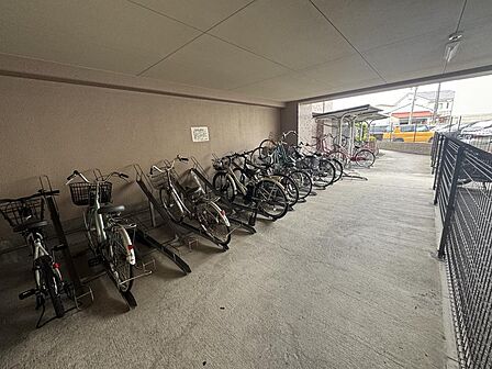 屋根付きの駐輪場。大切な自転車を雨や直射日光から守ります。整理整頓されており、使いやすさも配慮されています。通勤・通学、お買い物など、自転車での移動もスムーズにこなせそうです！