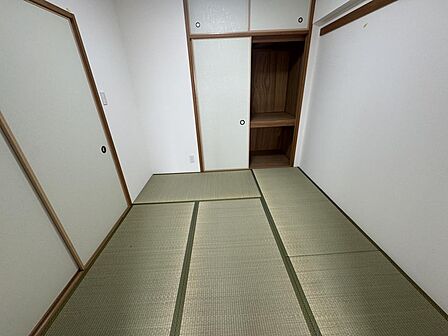 リビングに隣接した和室。畳の香りに癒やされる、落ち着きのある空間です。お子様のプレイルームや、ごろんとお昼寝、アイロンがけなどの家事スペース、来客時の寝室など、多目的に活躍します！