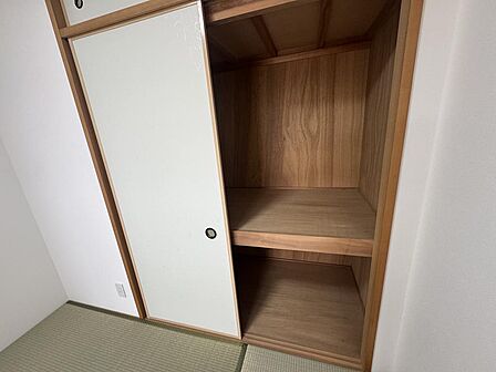 和室には便利な押入れ収納付き。布団や季節ものの衣類、お子様のおもちゃ、掃除機などの掃除道具まで、すっきりと片付きます。お部屋を広く保てるので、いつでも気持ちよく過ごせそうです！