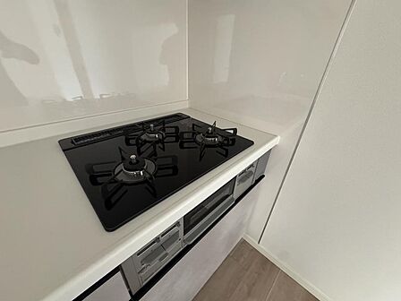 本格的なお料理もスムーズにこなせる3口ガスコンロ!グリル付きでメニューの幅も広がり、お掃除もしやすい平滑な天板でお手入れもラクラク快適です!