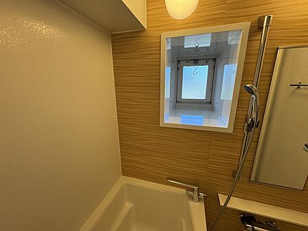 清潔感溢れる浴室には窓が付いており、自然換気ができてカビ予防にも効果的!ゆったりとした浴槽で日々の疲れをリフレッシュできます♪