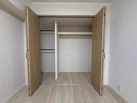 各居室にクローゼットを完備しており、すべてのお部屋で収納力がしっかり確保された住まい。衣類や荷物をすっきり整理でき、どのお部屋を使っても快適に暮らせる設計です。