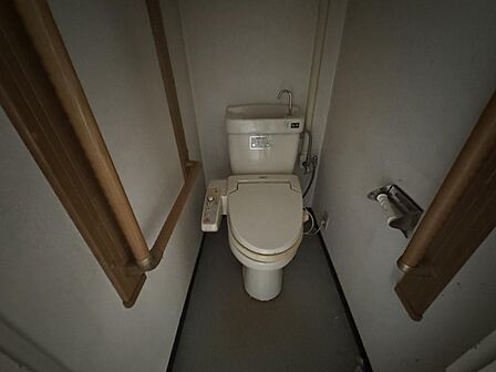 温水洗浄便座や節水型トイレへの交換で清潔感あふれる空間へ！壁紙や床材にこだわりのアクセントカラーを取り入れるなど、おしゃれなプライベートスペースに仕上がります♪