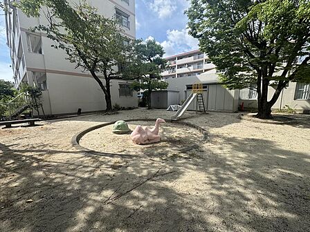 敷地内には緑豊かな公園が整備されています！お子様が安心して遊べるスペースが近くにあり、ご家族で穏やかな日常を過ごせる環境が魅力的です♪