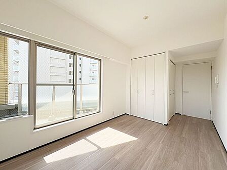 7帖の洋室です。こちらのお部屋からはベランダに出ることも可能です。大きなベットや家具も置ける広さですので、快適なお部屋に仕上げちゃいましょう!