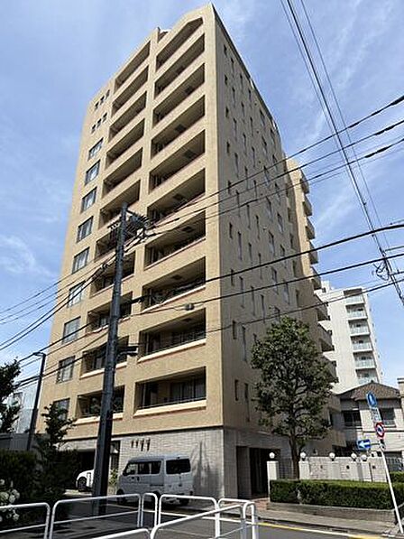 周辺は教育施設や商業施設が揃う、暮らしやすい街並みが魅力的です。埼京線「十条」駅より徒歩3分の便利な立地です。
