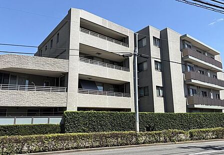 大切なペットとも暮らせる(規約有)、地上13階建て(4階部分)のマンションです。周辺は教育施設や商業施設が揃う、暮らしやすい街並みが魅力的です。