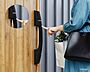 設備：※画像はイメージです。【 玄関ドア/YKKap 】スマートキー対応。リモコンを持っていれば、ドアハンドルのボタンを押すだけで施解錠できます。
