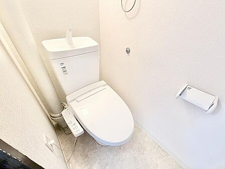 清潔感あふれるホワイトで統一されたクリーンな空間。手洗い付きのタンクや温水洗浄便座など、単身・ふたり暮らしの日常に欠かせない快適な機能がしっかりと備わっています。