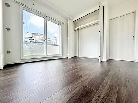 バルコニーに面した大きな窓から、心地よい自然光と風が舞い込む明るいお部屋。大容量のクローゼットが完備されており、お部屋をいつでもすっきりと広々使えて、寝室や子ども部屋に最適です。
