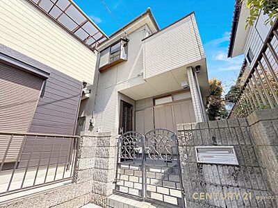 外観:【外観】小中学校も近く子育て世帯にも安心な落ち着いた雰囲気の住宅地い佇む駐車スペース付きの一棟 外観:【外観】小中学校も近く子育て世帯にも安心な落ち着いた雰囲気の住宅地い佇む駐車スペース付きの一棟