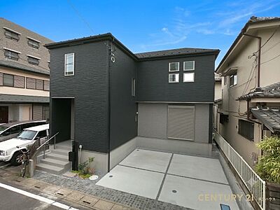 外観:【外観】堂々完成!6m道路に面した重厚感のある外観デザイン住宅。駐車2台可能な収納充実3LDK 外観:【外観】堂々完成!6m道路に面した重厚感のある外観デザイン住宅。駐車2台可能な収納充実3LDK