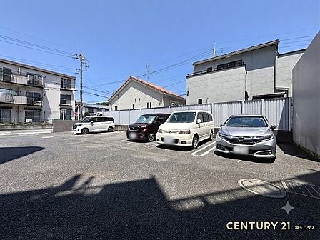【駐車場】ゆとりある敷地で駐車もスムーズ、カーライフも快適です