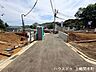 外観：ゆとりある道路で毎日の運転も安心できます。