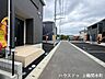 外観：前面道路もゆとりがあり、開放感あふれる街並みが魅力です。